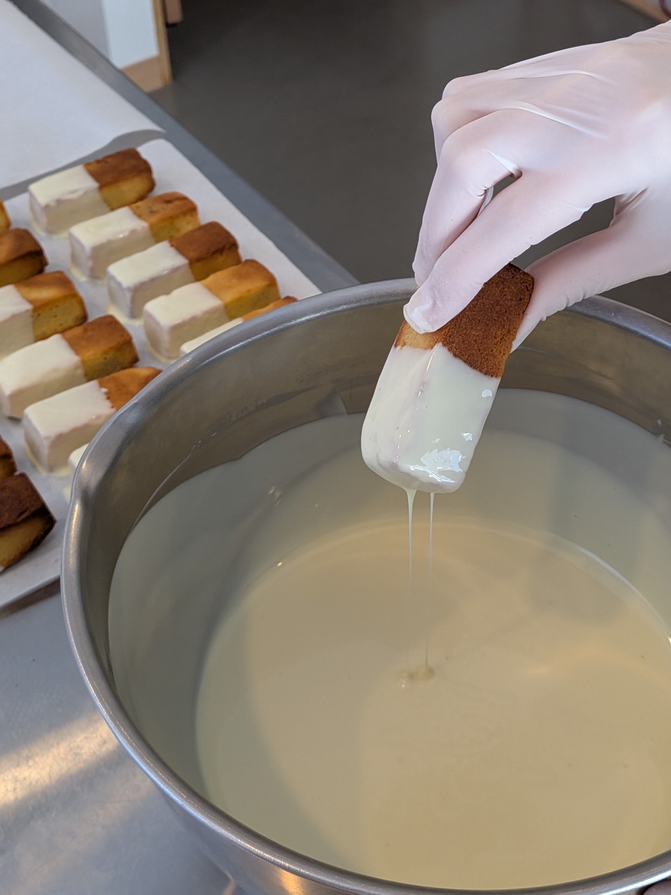 white-choco-pineapple-cakes-4